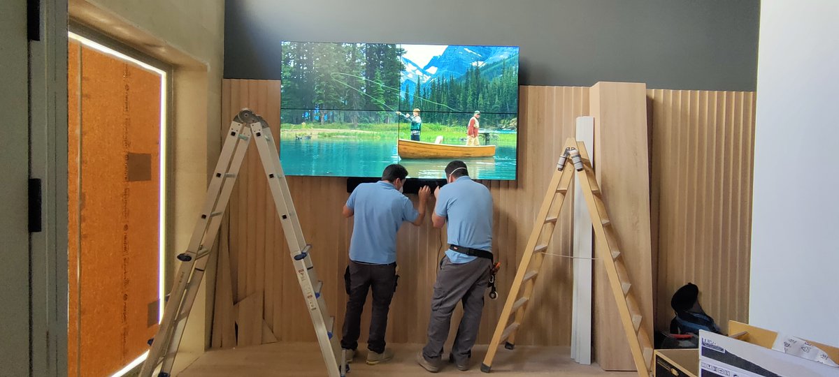 SONIMALAGA's tweet photo. Equipando una inmobiliaria con sistema de cartelería digital y videowall. #videowall #digitalsignane #audiovisuales. https://t.co/zoh1o4mDQZ