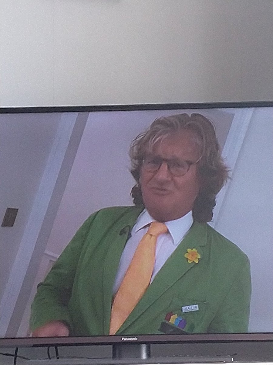 daveofftheradio's tweet photo. Nice to see Brian Badonde is now working as an estate agent on homes under the hammer since work dried up on facejacker. #fonejacker #facejacker #homesunderthehammer https://t.co/o7rUagNxUk