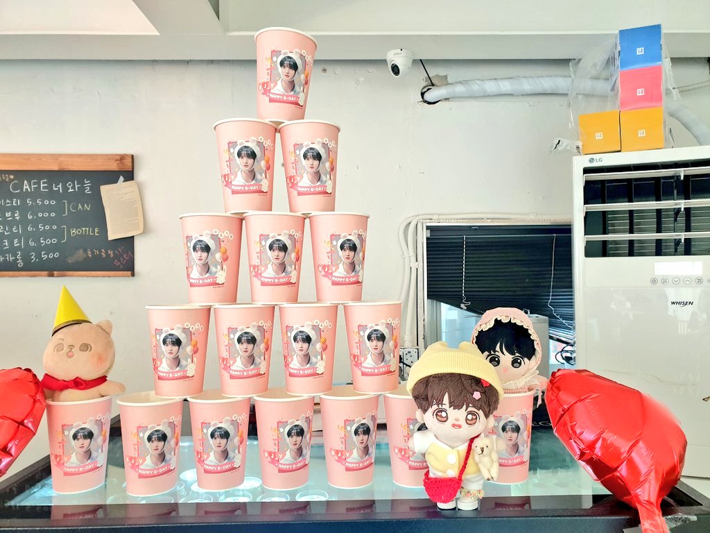baebaenae_som's tweet photo. 오늘은 먕이가 이머랑 놀았어요. 
나이시 횽아에겐 비밀이에요

#배먕이 #야옹이머네_나이시횽아 https://t.co/PYa982YLP4