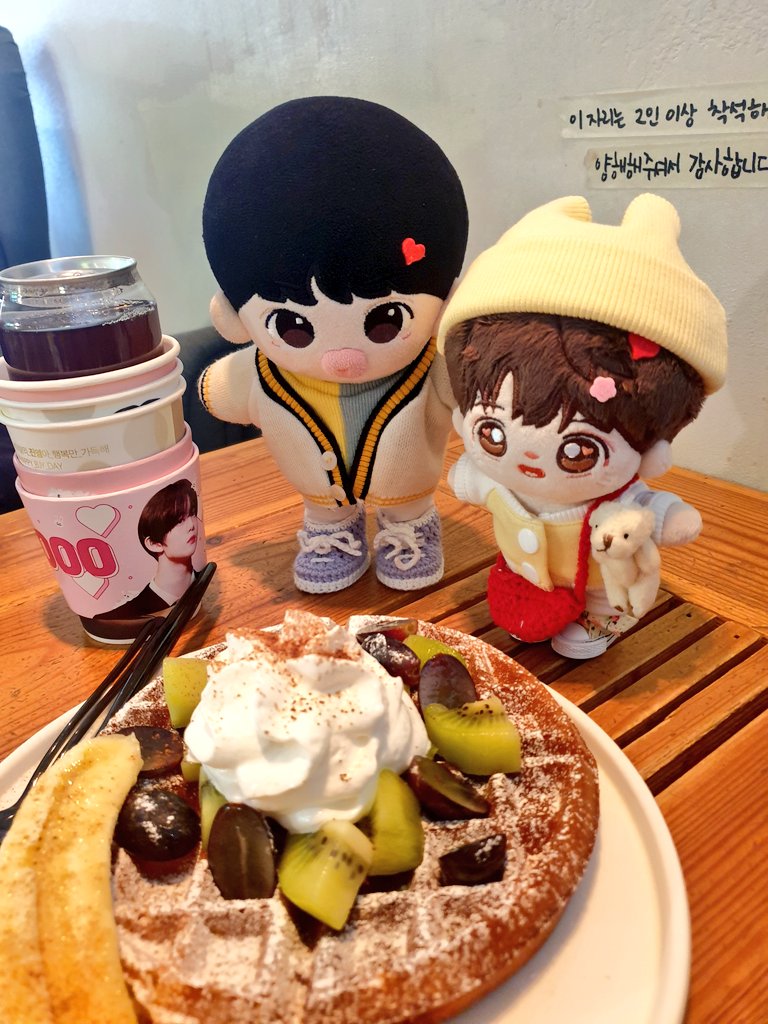 baebaenae_som's tweet photo. 오늘은 먕이가 이머랑 놀았어요. 
나이시 횽아에겐 비밀이에요

#배먕이 #야옹이머네_나이시횽아 https://t.co/PYa982YLP4