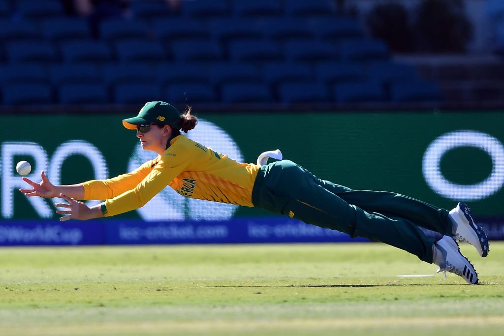LauraWolvaardt's tweet photo. Normally I’m in the covers protecting runs. Now, I am staying #coveredandprotected at home and when I do step out, I wear a mask. I encourage you to try your level (4) best to fight the virus. We’re in this together @Momentum_za. #momentumshift https://t.co/khzFmIV1QH