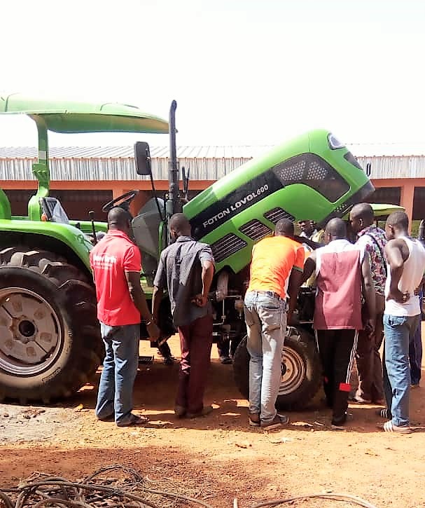 UNPSB4's tweet photo. Renforcement de capacités
L'#UNPSB forme ses tractoristes aux bonnes pratiques
En prélude à la cérémonie de #remise des 64 tracteurs à ses membres, L'#UNPSB, a initié à une formation au profit de ses tractoristes, à Loumbila et à Bobo, en collaboration avec la SONATER. https://t.co/VnSfXcr60u