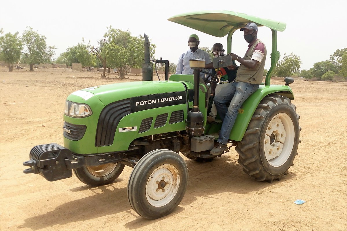 UNPSB4's tweet photo. Renforcement de capacités
L'#UNPSB forme ses tractoristes aux bonnes pratiques
En prélude à la cérémonie de #remise des 64 tracteurs à ses membres, L'#UNPSB, a initié à une formation au profit de ses tractoristes, à Loumbila et à Bobo, en collaboration avec la SONATER. https://t.co/VnSfXcr60u