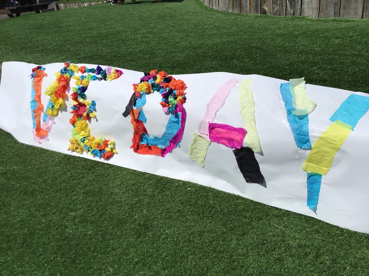 Mackie2Nikki's tweet photo. Thanks to @BrantAbbie our children enjoyed a fantastic pre-VE Day celebration @GreenRidgeR2  ❤️🤍💙 #VEDay75 #VEDay2020 https://t.co/qKYCmJ2x4E