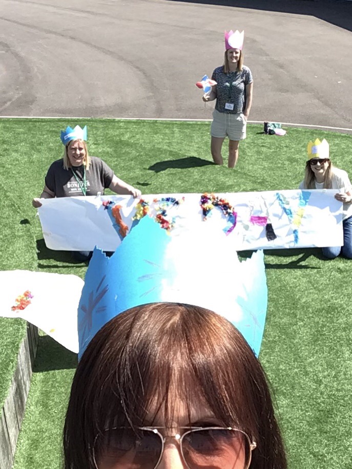Mackie2Nikki's tweet photo. Thanks to @BrantAbbie our children enjoyed a fantastic pre-VE Day celebration @GreenRidgeR2  ❤️🤍💙 #VEDay75 #VEDay2020 https://t.co/qKYCmJ2x4E