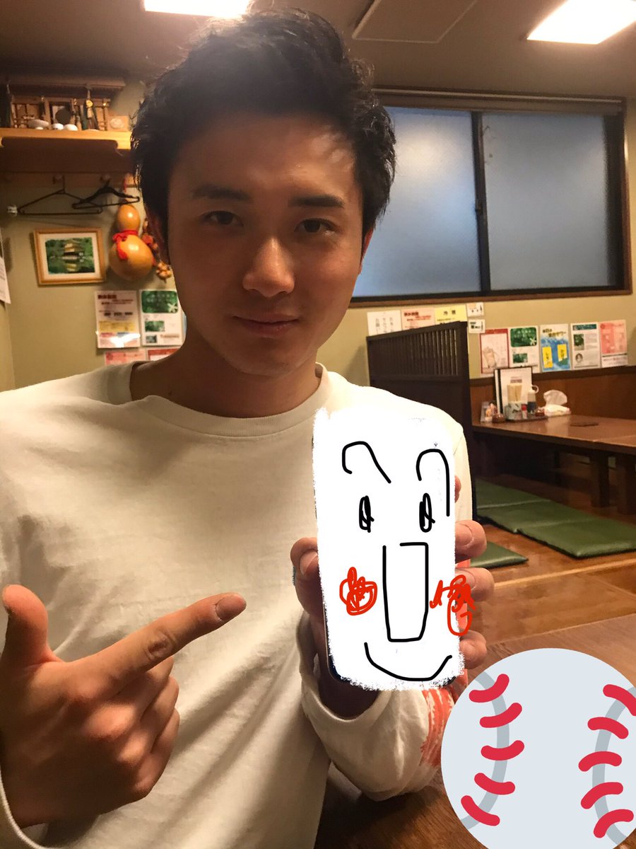 chocoxgumi's tweet photo. 昔の写真を見返していたら
こんな写真が🤭
突然ですが問題です✨
髙橋純平は何の似顔絵を指しているでしょうか？☺️

#ソフトバンクホークス 
#いつかの写真 
#髙橋純平 
#問題 https://t.co/HbJziqF2JV