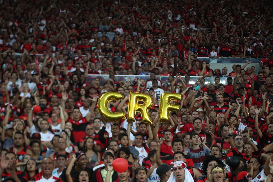 Flamengo's tweet photo. Há três anos, o Mengão conquistava o Campeonato Carioca de forma invicta ao vencer o Fluminense, de virada, por 2 a 1 no Maracanã. Guerrero e Rodinei marcaram os gols do Mais Querido. #CRF #FlaMemória #Tbt

📸 Gilvan de Souza https://t.co/rR9No0vKay