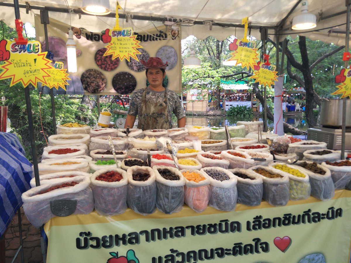 99Moomin's tweet photo. ร้านผลไม้อบแห้งร้านพ่อเราเอง ที่จะมาขายตัวฮิตๆเลยก็คือ "บ๊วยซากุระ" จ้าาา กระปุกละ35บาท 3 กระปุก100 จ้าา ช่วยอุดหนุนกันหน่อยน้าของที่บ้านเราเองง พอเจอโควิดก็ไม่ค่อยมีคนเดินตลาดนัดเลย 😱   #เราจะไม่ทิ้งกัน #โควิด19เราต้องรอด #ตลาดนัดออนไลน์ #นนทบุรี https://t.co/DJRZNLexnX