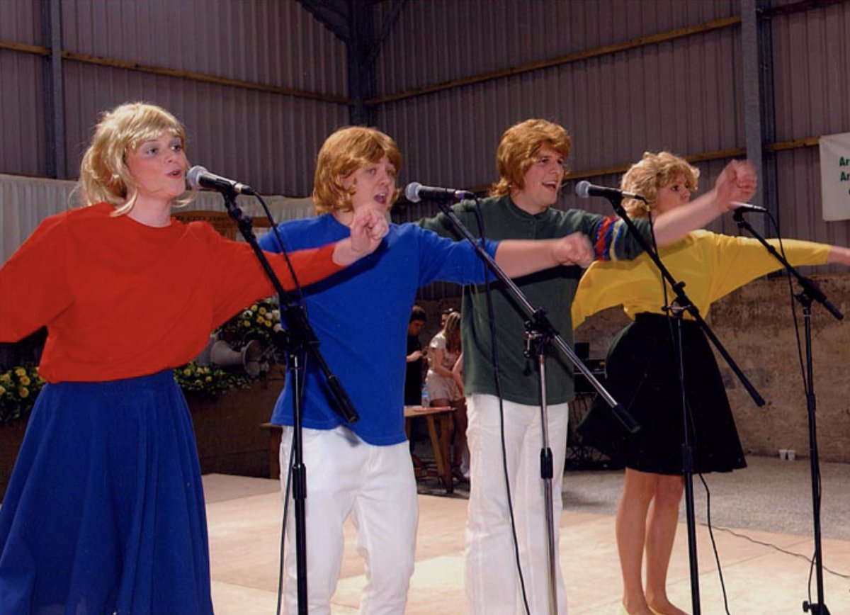 Gyda digwyddiadau a chystadlaethau'r CFfI ar stop am y misoedd nesaf mae'n bryd i ni ail-gydio yn #DyddieDaDyddIau!
Pwy yw'r 4 aelod lliwgar yma o glwb Caerwedros yn canu'n Rali Pontsian 2008?
Pwynt bonws os allwch chi gofio pa grŵp oedd y criw yn ei ddynwared!
#ThrowbackThursday