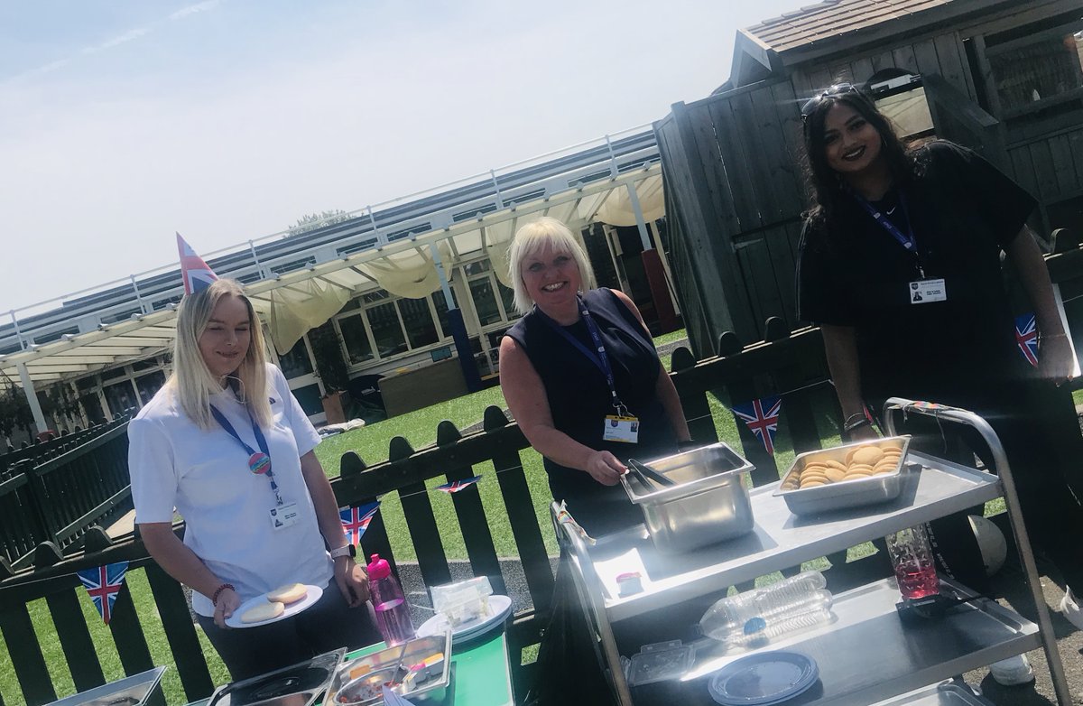 Al fresco dining today for lunchtime - early VE Day celebrations <a href="/PrimaryElaine/">Elaine Primary</a> <a href="/EEC_Elaine/">Elaine Education Centre</a>