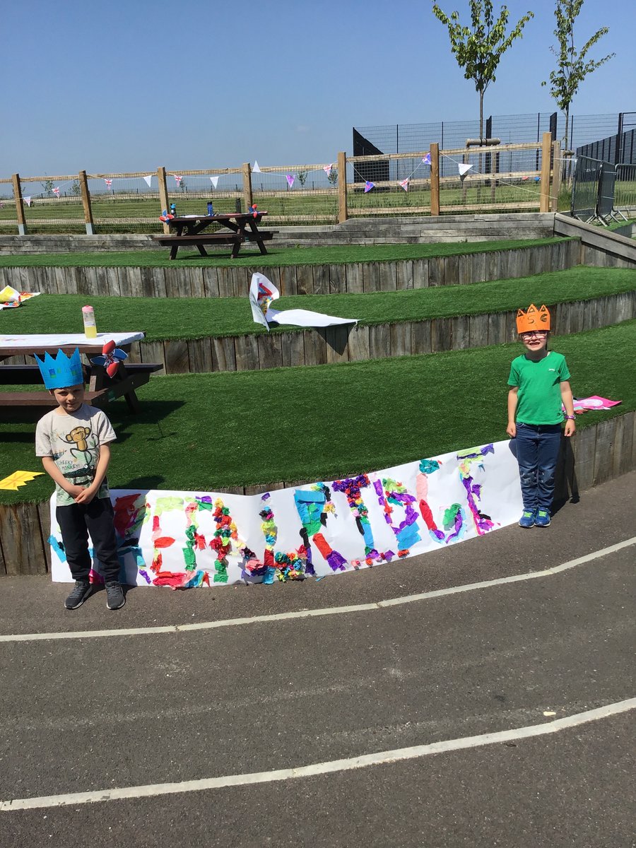 Mackie2Nikki's tweet photo. Thanks to @BrantAbbie our children enjoyed a fantastic pre-VE Day celebration @GreenRidgeR2  ❤️🤍💙 #VEDay75 #VEDay2020 https://t.co/qKYCmJ2x4E