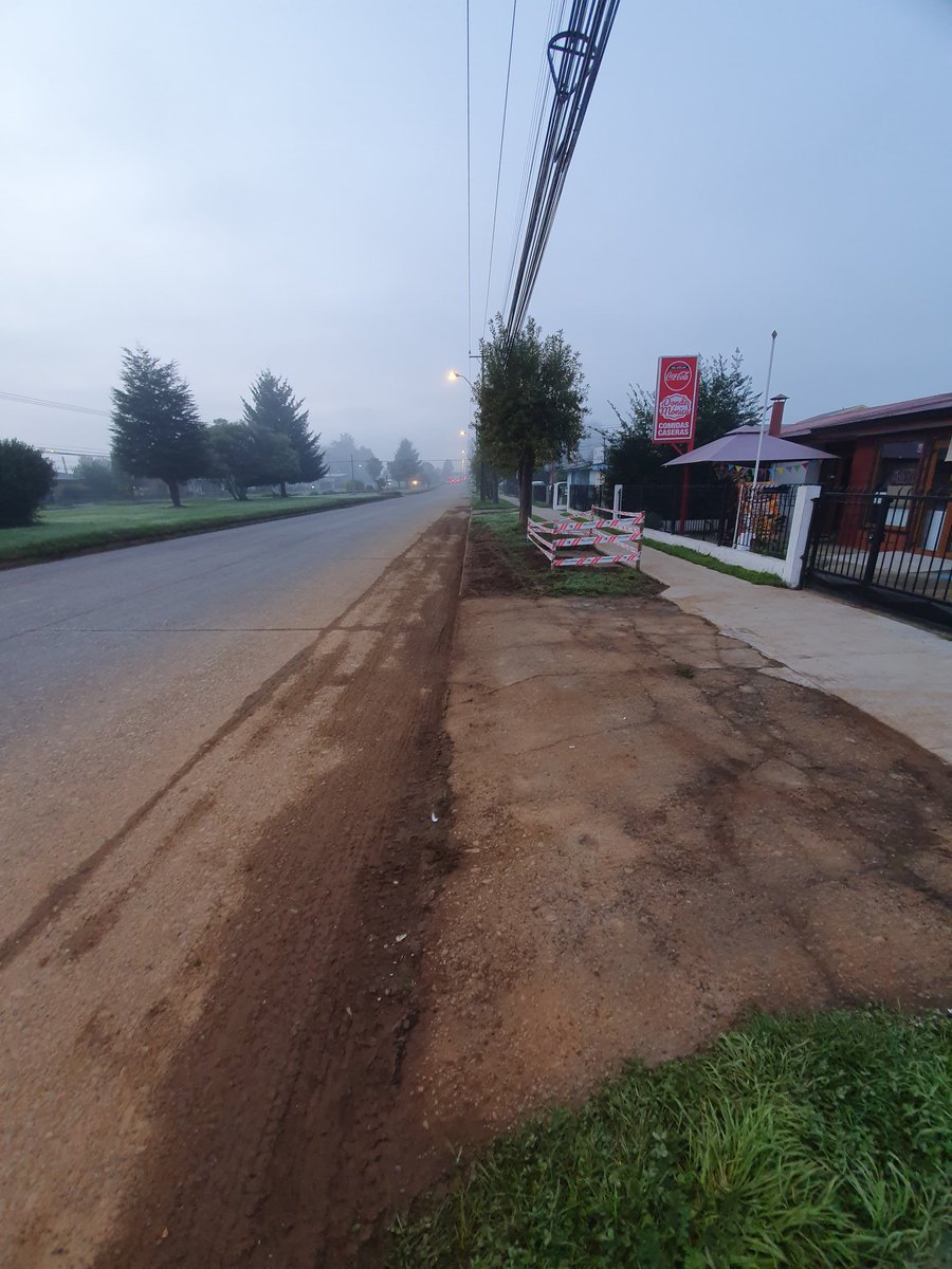 vicho240's tweet photo. @muni_osorno como permiten que contratistas de @Essal_Ayuda dejen la calzadas de av. RENE SORIANO en este estado??? En cualquier otra municipalidad esto significa parte a las empresas contratistas y la limpieza inmediata!!! @SoyDeOsorno_ @paislobo @Geosorno01 https://t.co/iXw5g2B04F