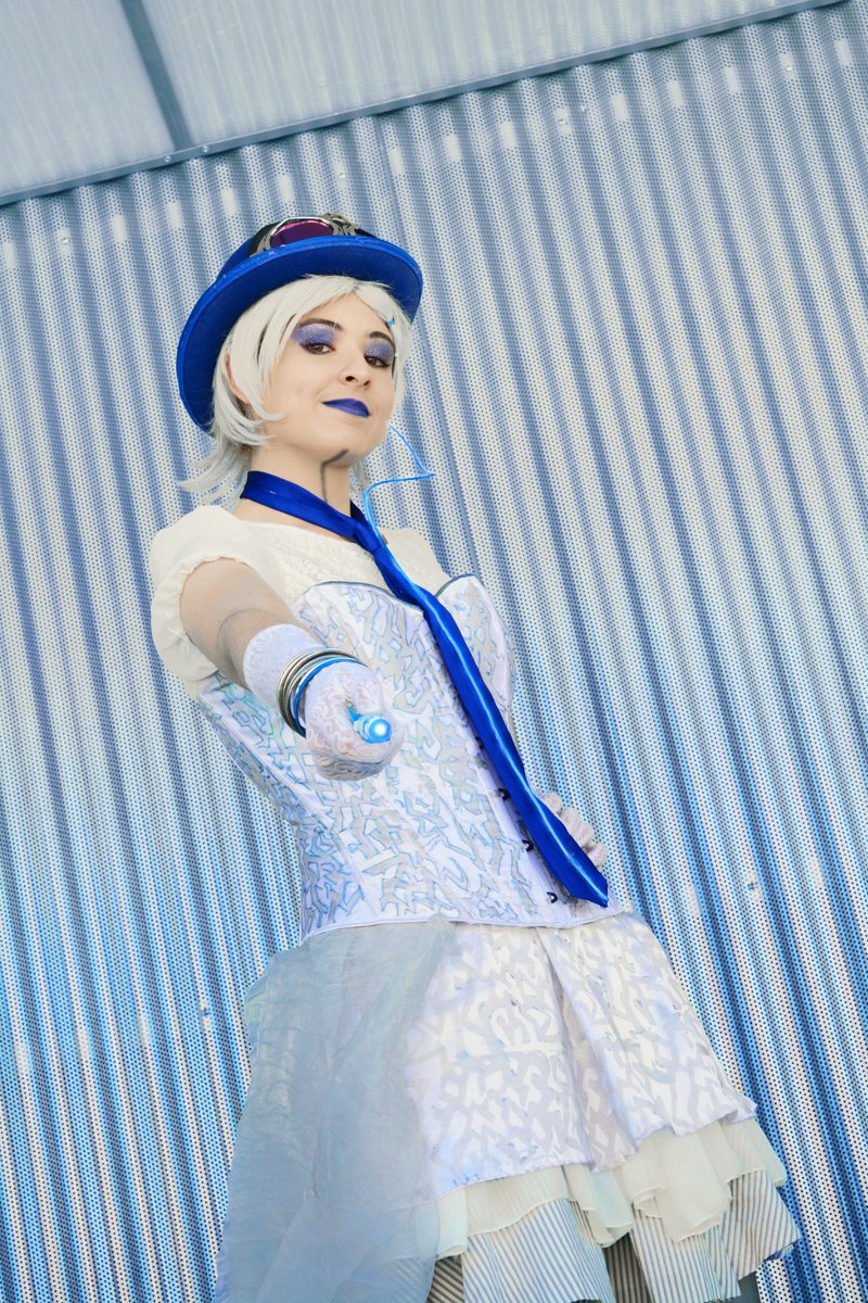 @enfreakados Hace un montón de tiempo <a href="/IshereLartnec/">Luna Martín</a> y yo hicimos cosplay de los destornilladores sónicos de Doctor who😂 

(fotos de <a href="/manneligstudio/">Mannelig Studio</a> )