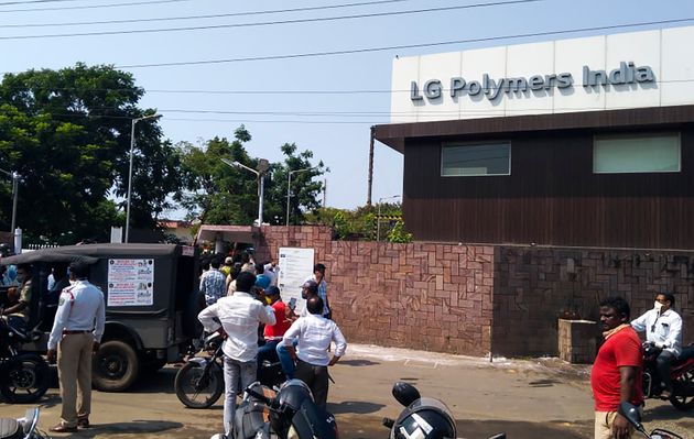Mehul_2803's tweet photo. Time can't be worse than this, first corona and now #VizagGasLeakage . we can only pray for better life ahead
and prayers for them to get recover soon from that pain and distress.
#VizagGasTragedy
#worsttimeever
#letspraytogether
#LGPolymer https://t.co/tDWoGaQ2NS