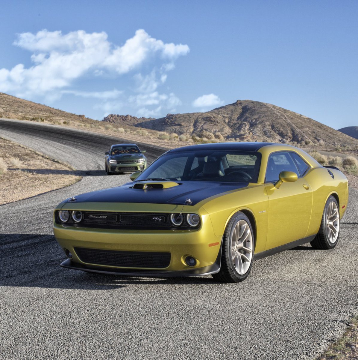Dodge's tweet photo. There are 5 differences in these photos, can you spot them all? https://t.co/oezQScdv97