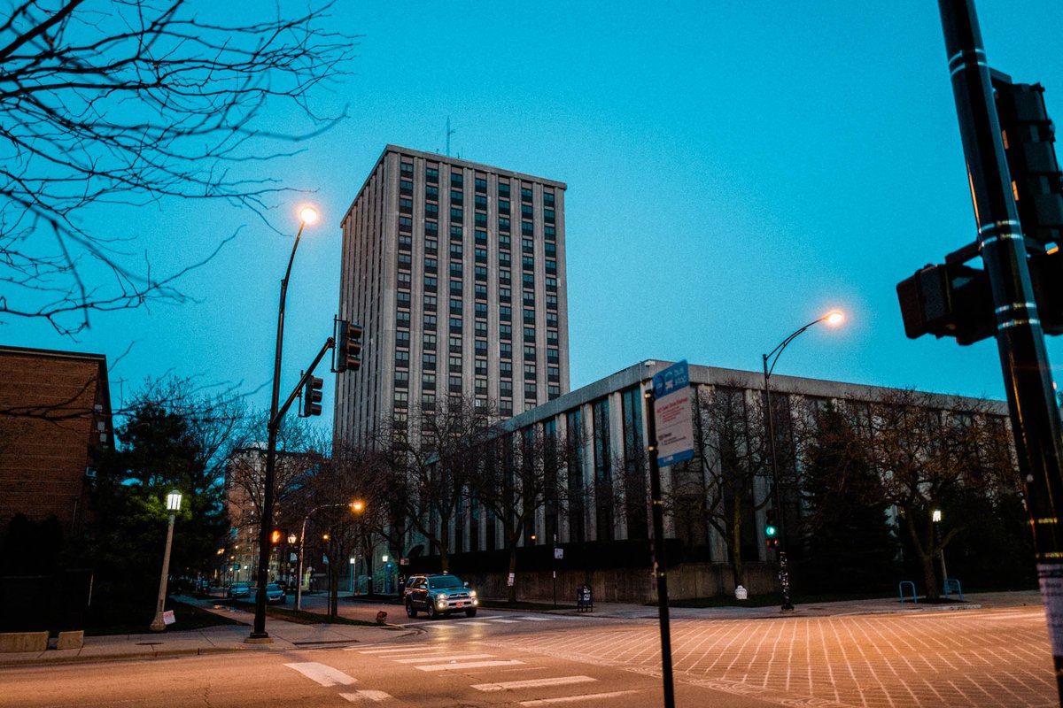 peteramedlock's tweet photo. Mertz Hall, Rogers Park, Chicago.
.
.
.
Shot on the @leicacamerausa #M5 @kodak Gold 200 Film #Chicago #streetphotography #mediumformat https://t.co/QnEeYTkVvC