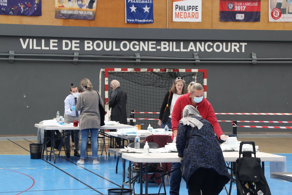 Ville_BoulogneB's tweet photo. #COVID19 😷 La distribution de masques a commencé ce matin à #BoulogneBillancourt et se poursuit les 8 et 9 mai dans le respect des gestes barrière.

❓Infos pratiques 👉 https://t.co/dUiRm6GiI1
☎️ Numéro vert pour les personnes ne disposant pas d'internet ➡️ 0801 902 294 https://t.co/Z6LmCwP5nd
