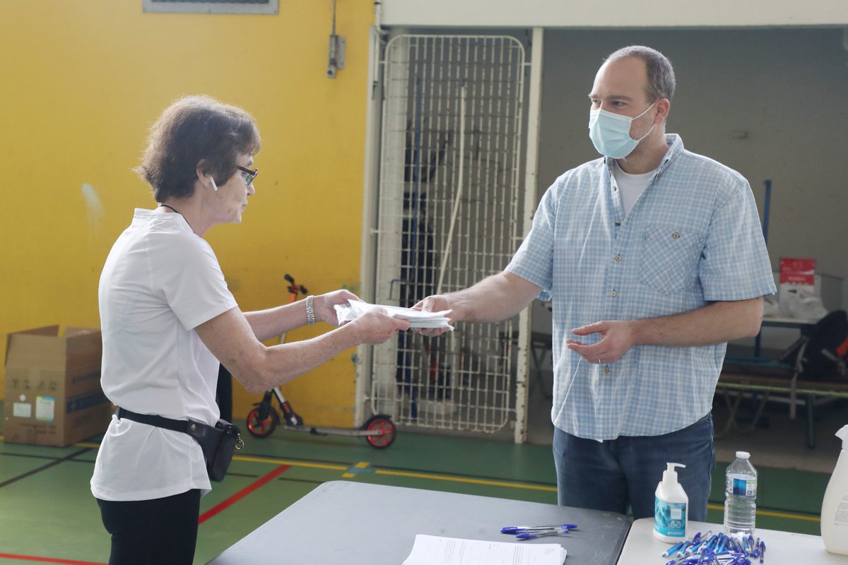 Ville_BoulogneB's tweet photo. #COVID19 😷 La distribution de masques a commencé ce matin à #BoulogneBillancourt et se poursuit les 8 et 9 mai dans le respect des gestes barrière.

❓Infos pratiques 👉 https://t.co/dUiRm6GiI1
☎️ Numéro vert pour les personnes ne disposant pas d'internet ➡️ 0801 902 294 https://t.co/Z6LmCwP5nd