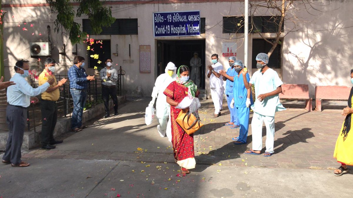 collectorvalsad's tweet photo. આજ રોજ Covid19 GMERS hospital valsad ખાતેથી કુલ ચોથુ positive દર્દી આશા વર્કર ને રજા આપી ઘરે મોકલેલ છે... અભિનંદન તમામ સ્ટાફ ને...🙏👍 #Valsad #GujaratFightsCovid19 @CKharsan @InfoValsadGoG @pkumarias @PatkarRamanlal @ikumarkanani https://t.co/puAS047RHV