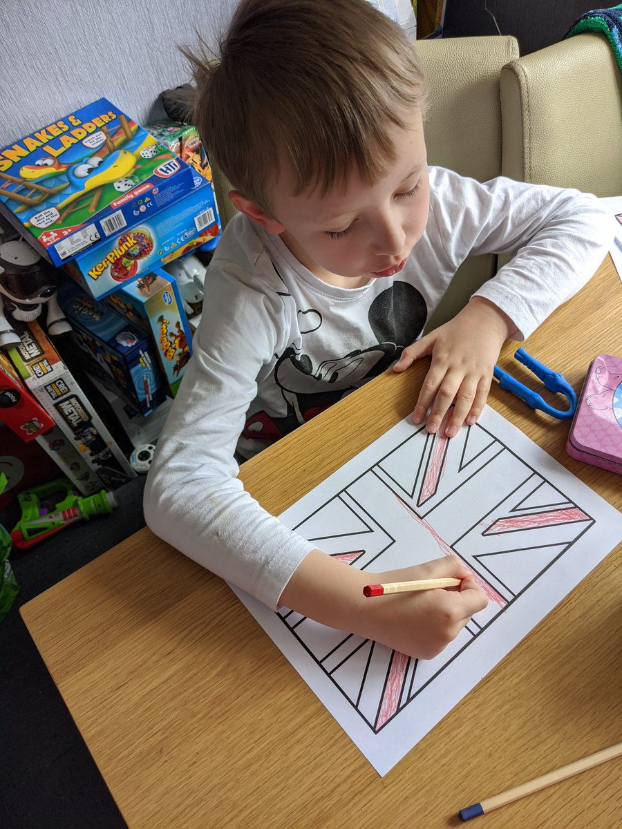 DugdaleLisa's tweet photo. @stmichaelscps lelands colouring VE day flags https://t.co/UVIfG62nTe
