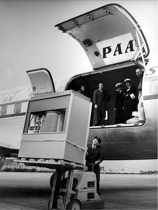 MicroWorkspace's tweet photo. #ThrowbackThursday
How many of you still remember this?
5 Megabyte hard drive from 1956, being loaded via forklift onto plane.
#IHH #MicroWorkspace #YouthInTech #HardDrive #WomenInTech #ThrowbackTechnology https://t.co/LfXK8Iy3bs