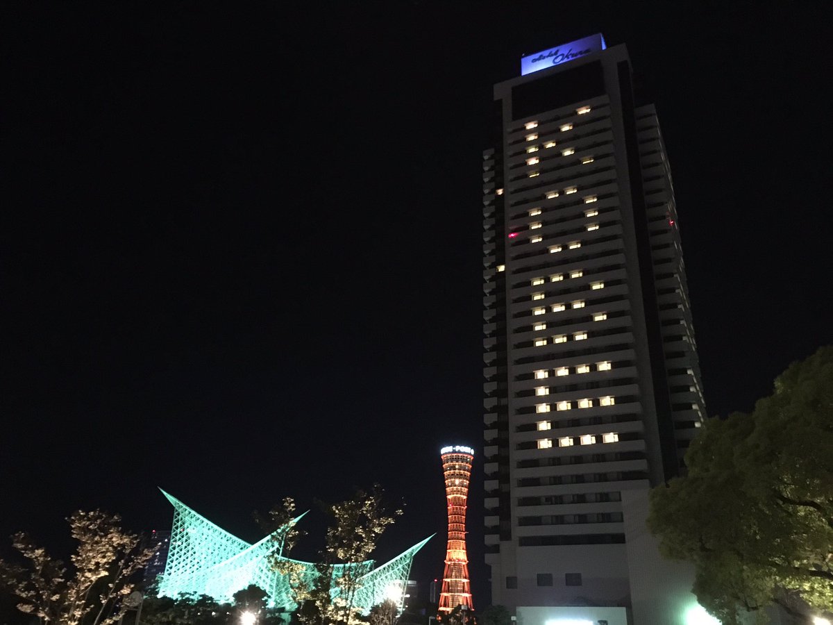kobe_keizai's tweet photo. ホテルオークラ神戸では、きょうから9日まで、「KOBE」「HOPE」の文字を客室の明かりを使って描きます。最上部のライトは医療関係者に感謝を示す青が灯されています。
#kobecity #kobejp #lightitblue https://t.co/oODlTaxKgQ