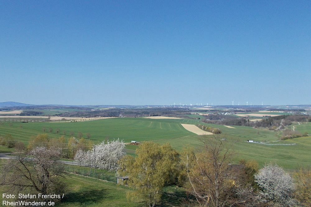RheinWanderer's tweet photo. #Wandern im #Hunsrück: Diese #Wanderung (10 km) führt auf der Traumschleife #Soonwald von #Mengerschied zum #Bismarckturm (Foto: Blick vom Turm) + zur #Nunkirche bei #Sargenroth. Mein #Tipp: Besichtigt die Nunkirche! Mehr Fotos + Infos hier: https://t.co/G4kCkE3VTZ #RLPerleben https://t.co/dxJQD9A7WF