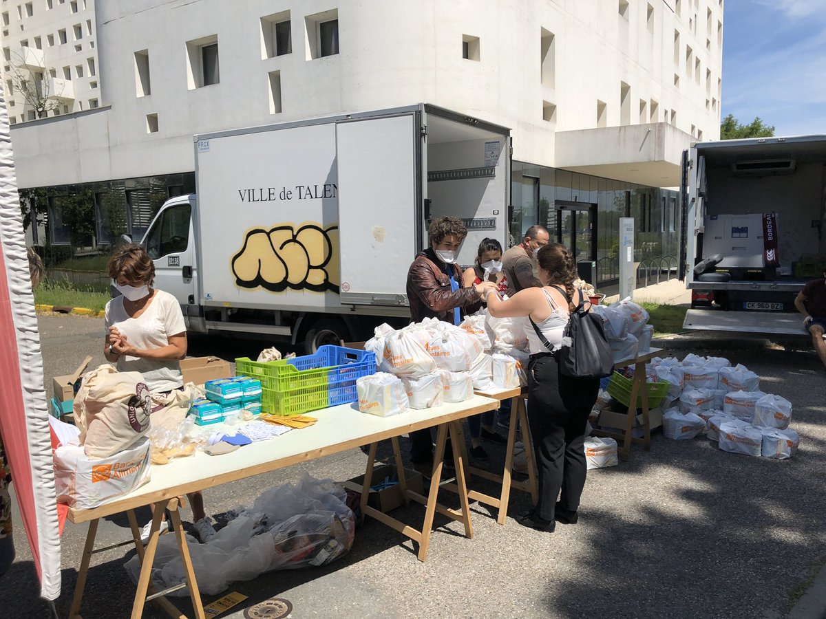 univbordeaux's tweet photo. Distribution @Crous_Bordeaux de colis alimentaires et d’hygiène aux étudiants sur les campus, avec le soutien de @Villedepessac @VilledeTalence Ville de Gradignan @bordeaux @BanquesAlim @univbordeaux et aujourd’hui un bonus @UBBrugby https://t.co/6Vuibp61XX
