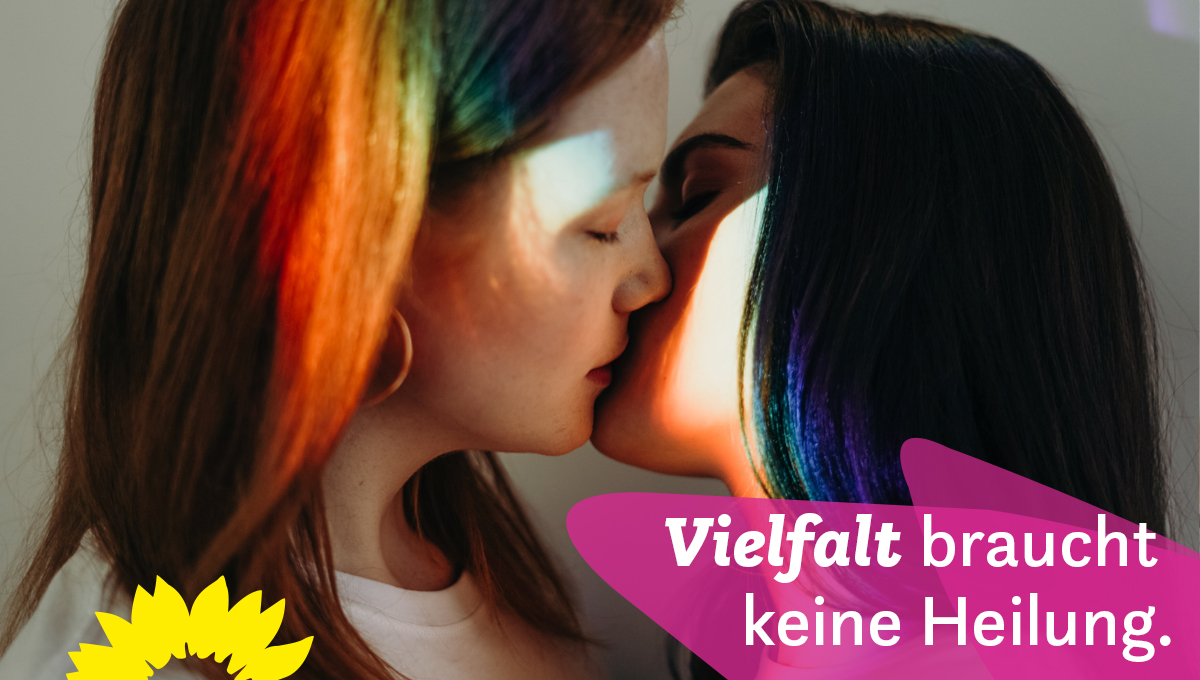 GrueneBundestag's tweet image. #Homosexualität ist keine Krankheit!

Wir fordern deshalb ein wirksames Verbot sog. „#Konversionstherapie​n“. Dazu gehört:

🏳️‍🌈 auch junge Erwachsene bis 26 vor Pseudotherapien schützen

🏳️‍🌈 keine Ausnahmen für Eltern zulassen

🏳️‍🌈 Aufklärung &amp;amp; Unterstützung Betroffener ausbauen