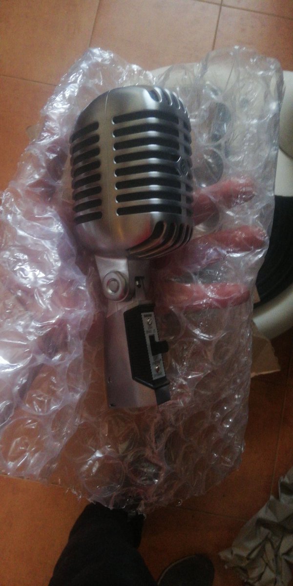 MikePapilomas's tweet photo. Hoy me han alegrao la mñn. un colega ma regalao un shure 55sh II a estrenar y estoy muriendo de amor <3 https://t.co/lkrJHcEwCA