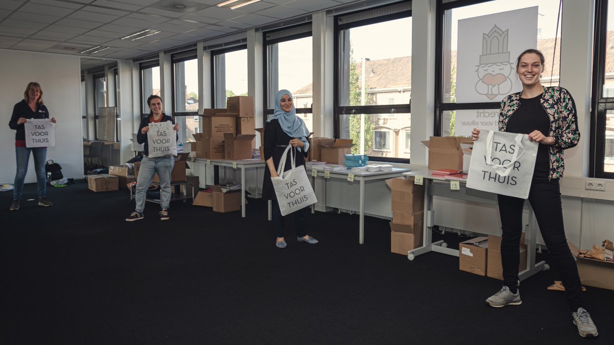 Vandaag werden er weer tassen opgehaald voor ouderen in #Utrecht. Veel leuke reacties gehad: goed om te horen! Samen zorgen we ervoor dat er voor ouderen ook offline iets te beleven valt!  #tasvoorthuis #glimlach  #samenwerken <a href="/DOCKUtrecht/">DOCK Utrecht</a> <a href="/Sport_Utrecht/">SportUtrecht</a> <a href="/BTO_Sociaal/">BTOSociaalUtrecht</a> <a href="/Incluzio/">Incluzio</a>