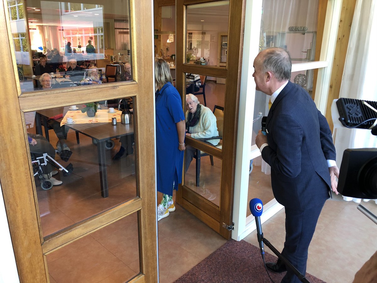 cdkfryslan's tweet photo. Op feilige ôfstân praat mei bewenners en meiwurkers wensoarchsintrum Talmahoeve yn #Feanwâlden oer wat coronakrisis mei harren docht. Se bin bliid dat der perspektyf komt, mar it moat tuike tuike. Mei @klaasagricola @dantumadiel @KwadrantGroep https://t.co/PG5ryXjUXW