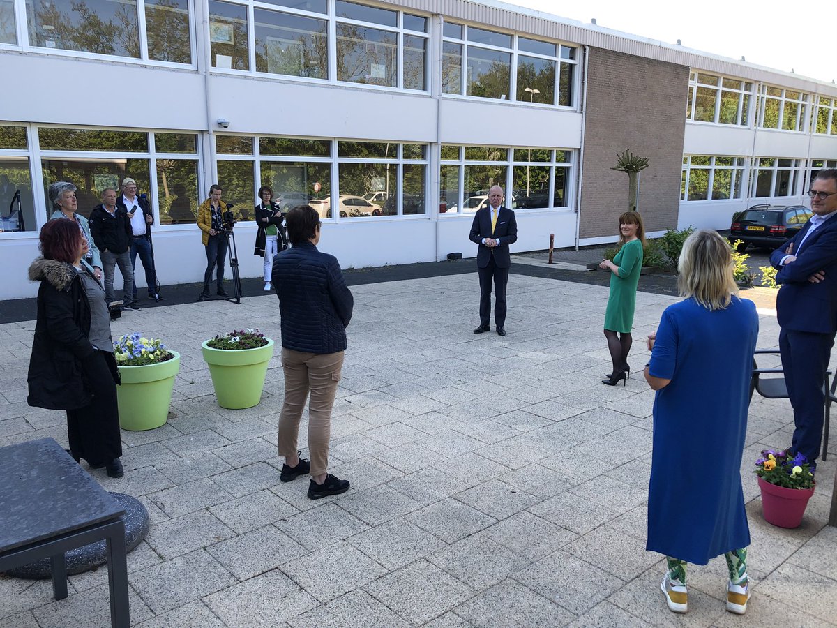 cdkfryslan's tweet photo. Op feilige ôfstân praat mei bewenners en meiwurkers wensoarchsintrum Talmahoeve yn #Feanwâlden oer wat coronakrisis mei harren docht. Se bin bliid dat der perspektyf komt, mar it moat tuike tuike. Mei @klaasagricola @dantumadiel @KwadrantGroep https://t.co/PG5ryXjUXW