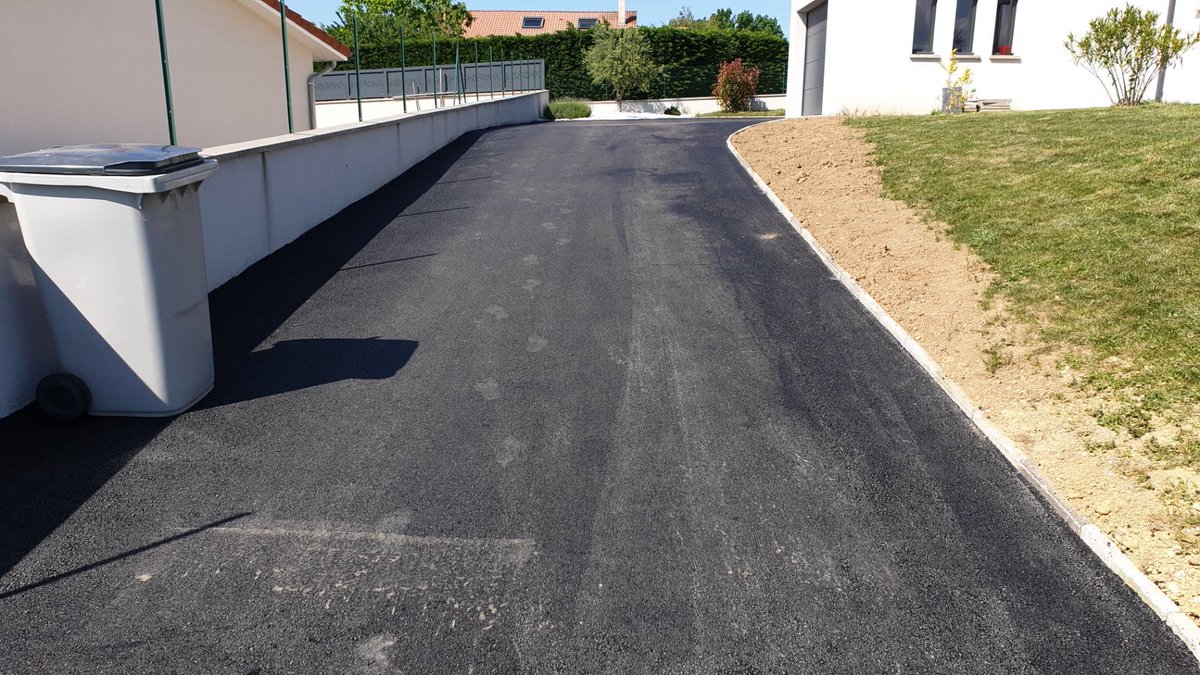 Réalisation d’une cour en enrobes chez un particulier sur la commune de Valencin en Isère. Travaux réalisés tout en respectant les gestes barrières pour la santé de tous # STALTP #COVID_19