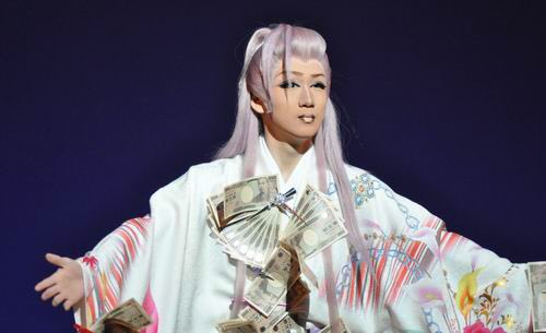 海外避難生活みさちゃす 特殊な世界 大衆演劇 家族ぐるみでやっており全国を転々と公演 劇団員の家に生まれたら子役で毎月転校 家はなく公演所で雑魚寝 お花 という文化で客は公演中役者に貢ぎ 個人的な関係になる事も 現代とは思えない特殊