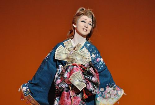 海外避難生活みさちゃす 特殊な世界 大衆演劇 家族ぐるみでやっており全国を転々と公演 劇団員の家に生まれたら子役で毎月転校 家はなく公演所で雑魚寝 お花 という文化で客は公演中役者に貢ぎ 個人的な関係になる事も 現代とは思えない特殊