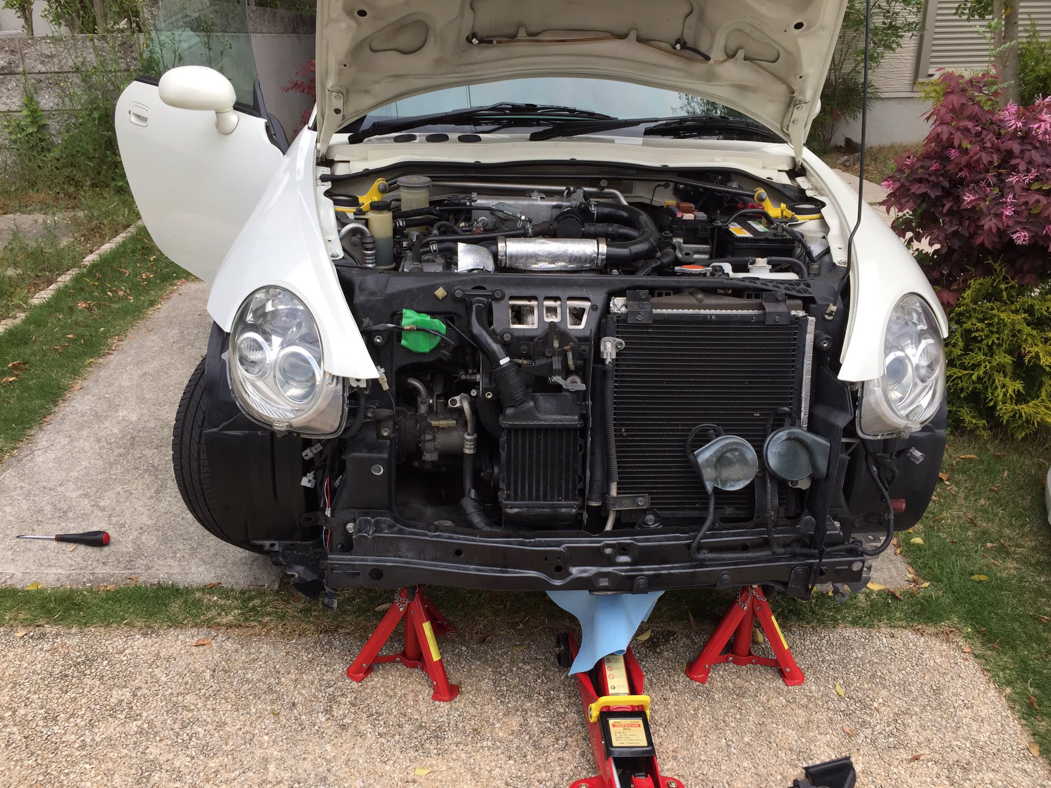 くらまる 生産技術 コペンのエアコンが動作しないので原因調査しました ヒューズ リレー異常なし マグネットクラッチは配線直結で動作するも原因不明でした ショップで見て頂いたところ エアコンガス抜けとのこと 漏れ箇所は特定出来ず 補充して