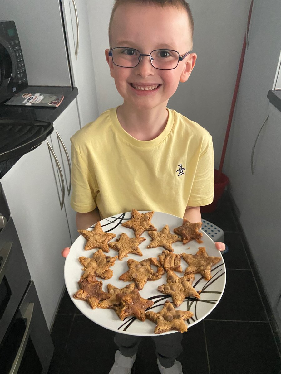 LeannePink3's tweet photo. @Y2CRA Daniel baked cookies at the weekend and has made cakes Today 🧁 https://t.co/M0inHo7XWW
