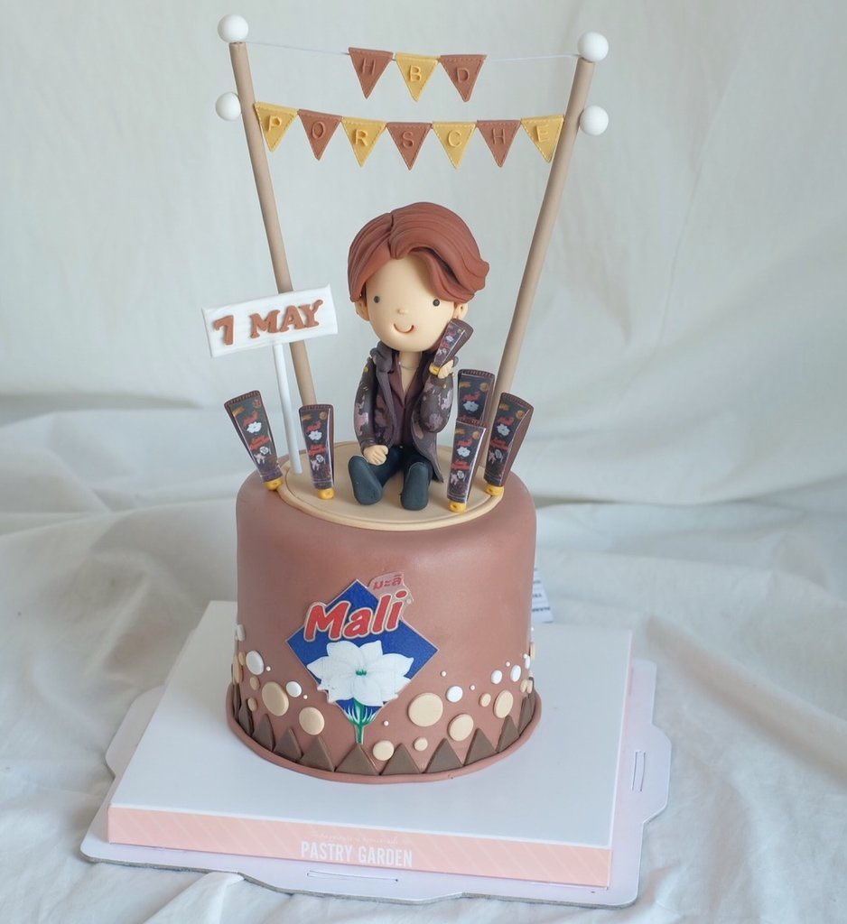 zam1910's tweet photo. ความน่ารักของพี่มะลิ @MaliClub
ส่งเค้กให้ ตอนวันเกิดของทุกคนเลย
😘😘😘
#TRINITY_TNT
#21stTHIRDLAPATsDAY
#Happy19thJackieDay
#TimeToHBDJMJ
#PorscheBDAY22nd
#JamyJamess #ThirdLapat
#XXSIVK #JackieJackrin
#นมตรามะลิ #MaliEasySqueeze https://t.co/GvtJ93vQZ2
