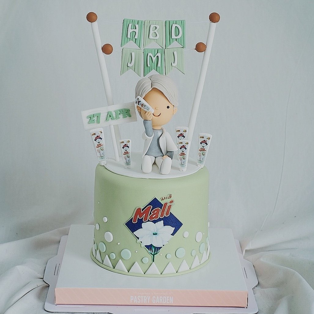 zam1910's tweet photo. ความน่ารักของพี่มะลิ @MaliClub
ส่งเค้กให้ ตอนวันเกิดของทุกคนเลย
😘😘😘
#TRINITY_TNT
#21stTHIRDLAPATsDAY
#Happy19thJackieDay
#TimeToHBDJMJ
#PorscheBDAY22nd
#JamyJamess #ThirdLapat
#XXSIVK #JackieJackrin
#นมตรามะลิ #MaliEasySqueeze https://t.co/GvtJ93vQZ2