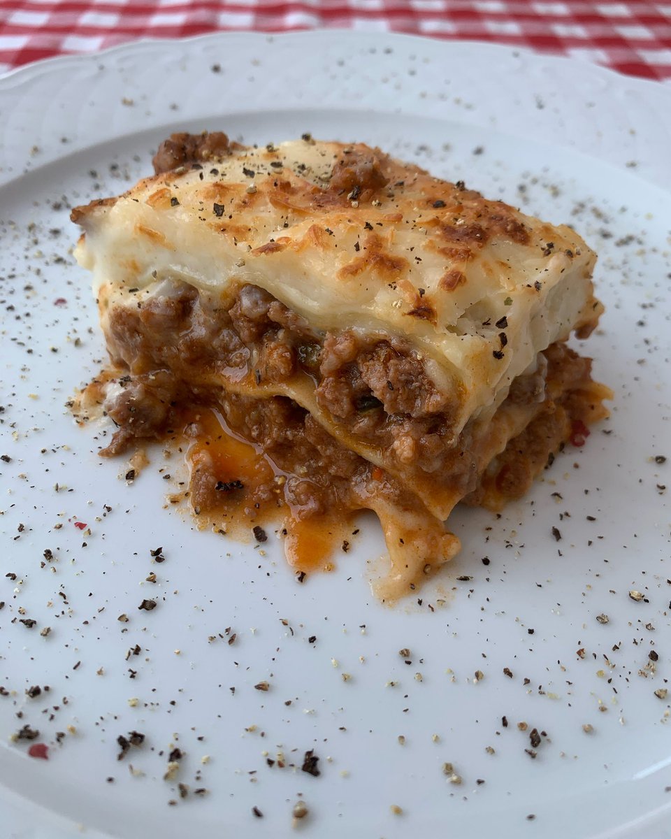 sanchomichell's tweet photo. Hoy he cocinado esta #lasagna #lasaña a petición de mis dos inspectores #mitchelin. La nota ha sido alta #villasanchín https://t.co/kwKgPH8gzl