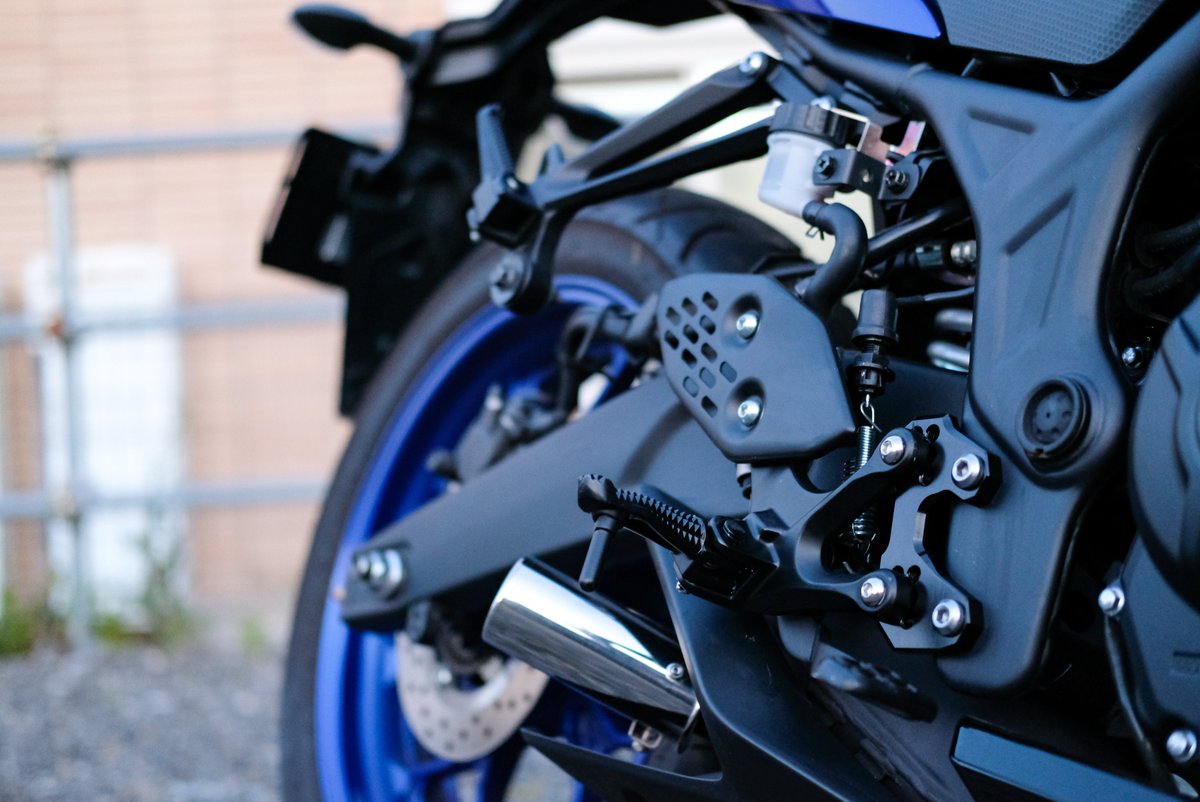 YZF-R25 純正ステップをマットブラック塗装＋バックプレート取り付け