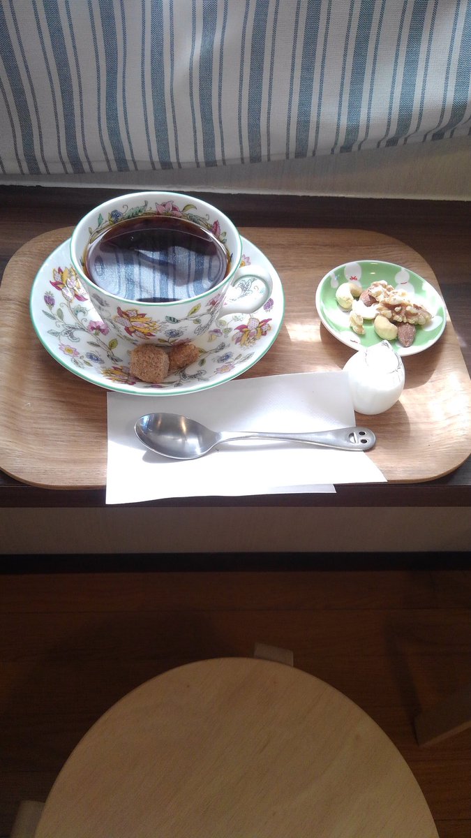 komamecoffee's tweet photo. 妻がどうしても外のコーヒーを飲んでこいと言うので、某〇〇町珈琲で、グァテマラを注文。感想は・・
薄い！残念ながらコーヒーを味わうに至らなかった。何故だろう？こういうチェーン店カフェは豆の量を節約するのでしょう。経営ファーストのカフェでは本当の味わいは楽しめないのですね。 https://t.co/ArF7i20hnP