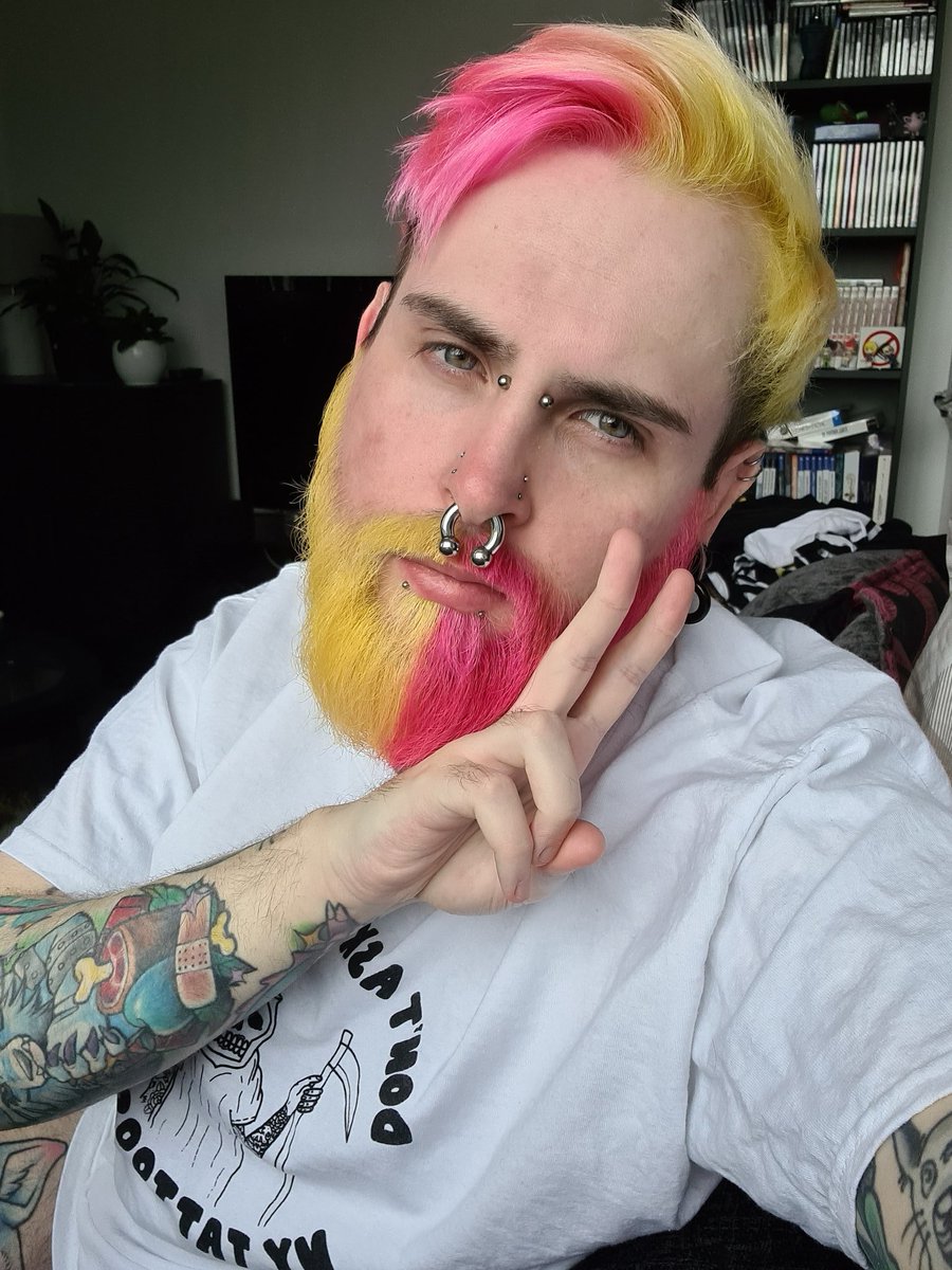 kiitattz's tweet photo. 1 of your 5 a day 🍓 #dyedbeard #pinkbeard #splithair #guyswithbeards #guyswithtattoos #alternative #punk #beard #gay #piercings https://t.co/kqBHSsnWeX