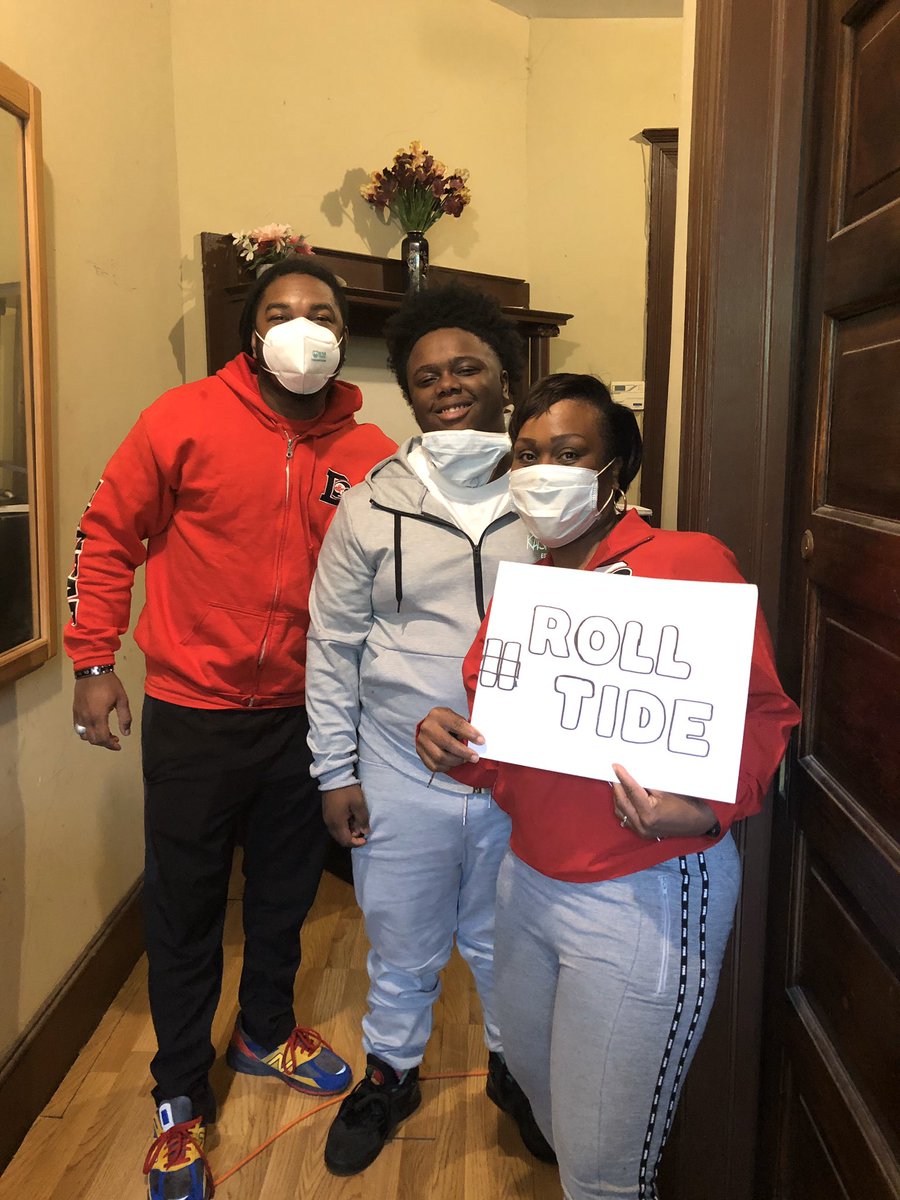 DrMac18047916's tweet photo. Significant relationships equal significant learning. No matter the distance, our relationships help to continue learning. We created the “Dunbar Pull Up” to meet our students where they are and to show them we are still connected. #everydayatdunbar https://t.co/qEuH0BKzST
