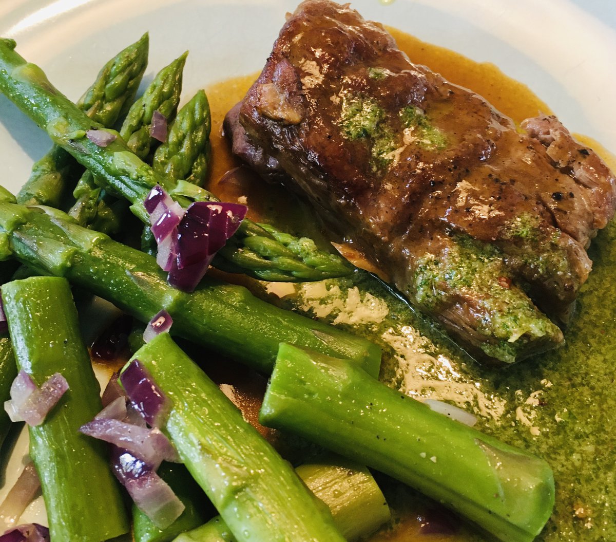 Afhaalmenu 9 mei:
Verse ravioli met garnalen, zalm en een venkelroomsaus
Lamsbout met voorjaarsgroenten
Chocolade dessert
Een vegetarisch menu en bijpassende wijnen bestellen is uiteraard mogelijk.
Bestellen t/m vrijdagavond. 
Afhalen zaterdag tussen 16.30-17.30
3 gangen € 32,50