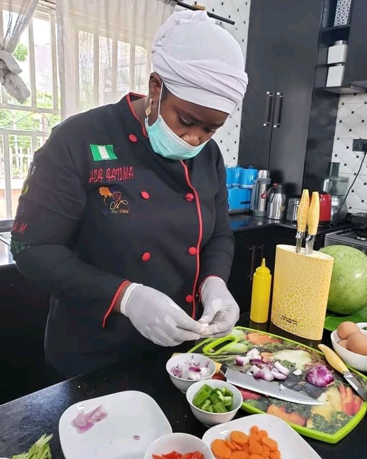 AsmaTat1's tweet photo. I have been following up this my biggy @cheffatima_ng on Facebookπ. Had no idea she was here on Twitter. Sweetheart I look up to uπ
#ChefFatima in her Favorite Lab.π
I vibe your operations here in Cameroon. https://t.co/BoolZINrDm