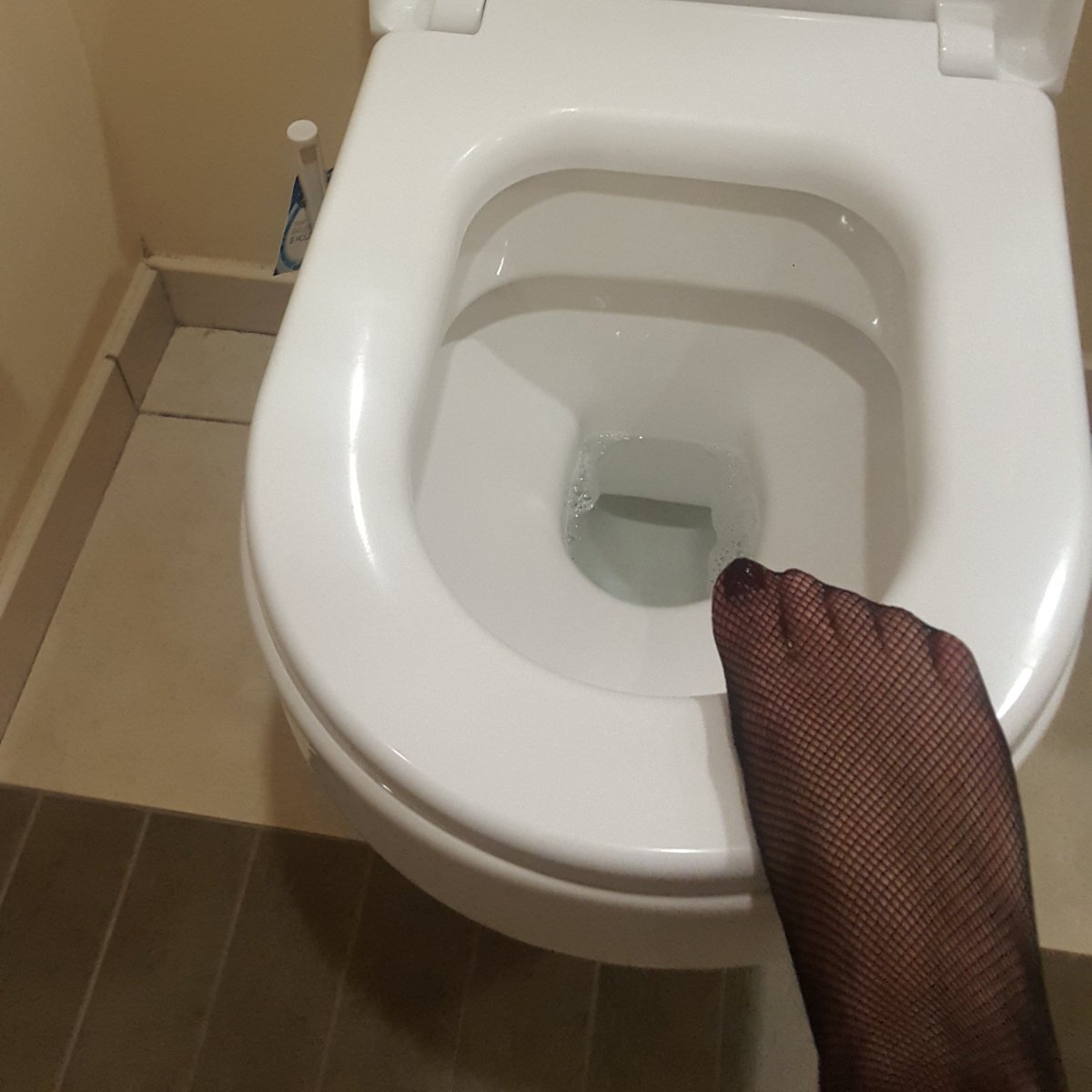 telefon_domina's tweet photo. Möchtest du lauschen während ich auf der Toilette bin? Oder bist du schon soweit das du mich begleiten kannst?
#Toilettentraining mit @HerrinLadySilke #TelefonDomina https://t.co/MbZhwZA4o7