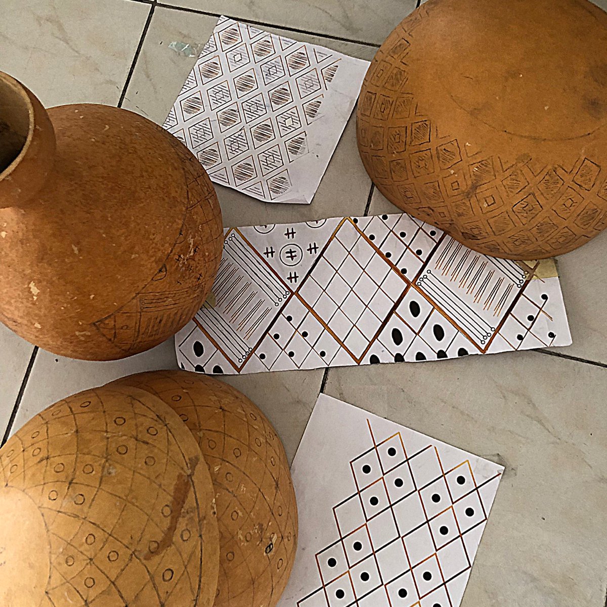 Frida__54's tweet photo. Calebasses | Nord Cameroun 🇨🇲 🇨🇲 🇨🇲 Nouveau projet ✨✨✨. #insidefrida #calebasses #nordcameroon #cameroon #interiordesign #homedecor #artisans #handmade #madeinafrica https://t.co/udE6d0uLgn