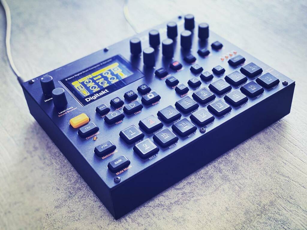 mimbotmusic's tweet photo. 🎛 Working on a live set with all my released tracks - #Digitakt only! 🔪 I’ve chopped all the parts in stems and I’m messing them up on the sequencer, plus adding some FX/filtering. 📼 Video coming soon! https://t.co/4kaIC41gh2 https://t.co/ePp4HpTLmi